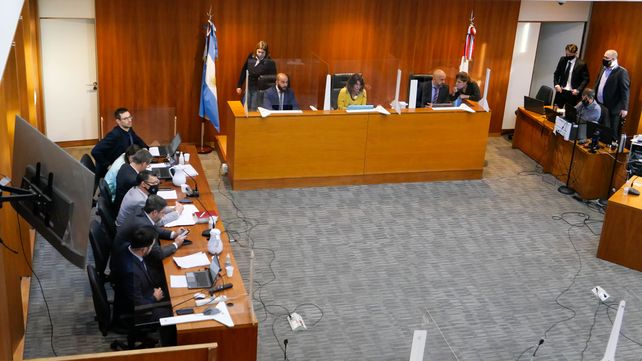 El tribunal y los fiscales que intervienen en el juicio contra una parte de la banda de Los Monos.&nbsp;