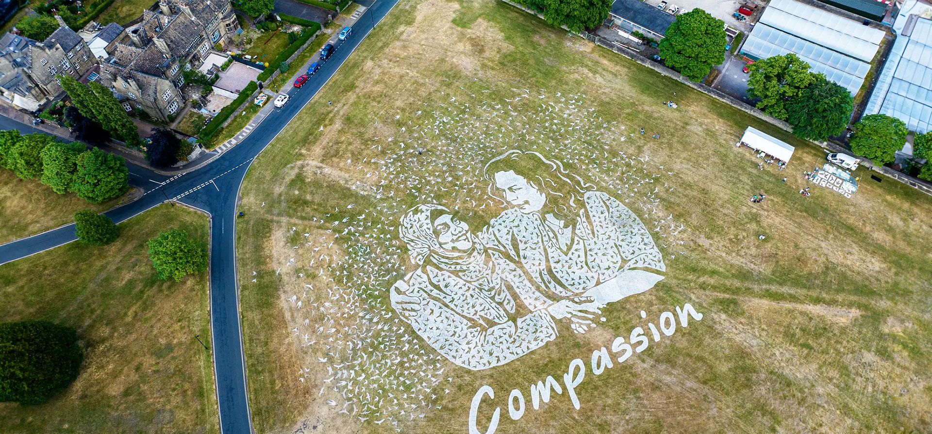 Halifax, Reino Unido.Obra de arte de 60 metros en Savile Park, que representa a Sobeda, una refugiada de Bangladesh y Lucy de Calderdale que se conocieron a través del Centro de Refugiados de San Agustín y el programa Counterpoint Arts Befriending. Creada con Counterpoint Arts para el lanzamiento de la Semana del Refugiado, la pieza está inspirada en el tema de la compasión. Fotografía: Charlotte Graham Halifax, Reino Unido.Obra de arte de 60 metros en Savile Park, que representa a Sobeda, una refugiada de Bangladesh y Lucy de Calderdale que se conocieron a través del Centro de Refugiados de San Agustín y el programa Counterpoint Arts Befriending. Creada con Counterpoint Arts para el lanzamiento de la Semana del Refugiado, la pieza está inspirada en el tema de la compasión. Fotografía: Charlotte Graham