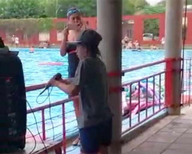 Nace una estrella: un chico de 14 años cantó en las piletas del Saladillo y fue ovacionado