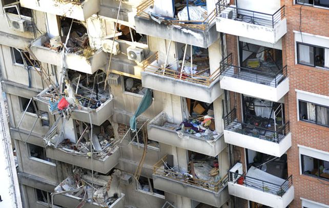 Onda expansiva. Las construcciones linderas al edificio de Salta 2141 fueron severamente afectadas por la explosión. (foto: Francisco Guillén)