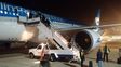 Tras el susto, los pasajeros descendieron del avión y aguardaron la reprogramación del vuelo.