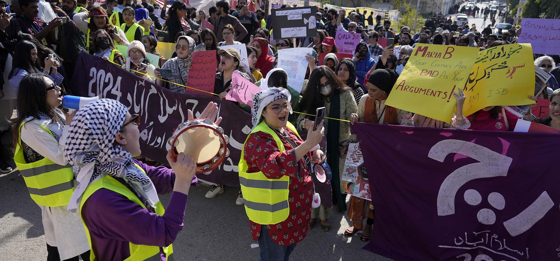 Activistas de una organización feminista socialista "Frente Democrático de Mujeres" participan en una manifestación para conmemorar el día Internacional de la Mujer, en Islamabad, Pakistán, el viernes 8 de marzo de 2024. (Foto AP/Anjum Naveed Activistas de una organización feminista socialista "Frente Democrático de Mujeres" participan en una manifestación para conmemorar el día Internacional de la Mujer, en Islamabad, Pakistán, el viernes 8 de marzo de 2024. (Foto AP/Anjum Naveed