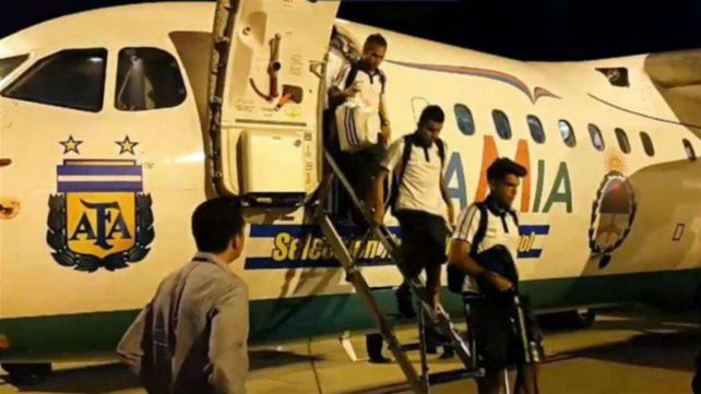 El vuelo que se estrelló en Colombia había trasladado a la selección argentina a Brasil.