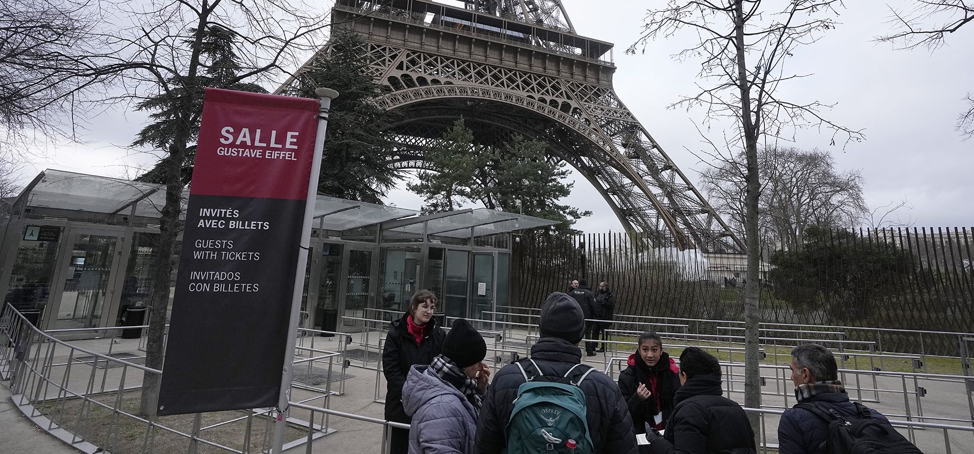 Empleados de la Tour Eiffel hablan con los visitantes de la Torre Eiffel, el martes 20 de febrero de 2024 en París. Los visitantes de la Torre Eiffel fueron rechazados por segundo día consecutivo debido a una huelga por la mala gestión financiera en uno de los sitios más visitados del mundo. (Foto AP/Michel Euler) Empleados de la Tour Eiffel hablan con los visitantes de la Torre Eiffel, el martes 20 de febrero de 2024 en París. Los visitantes de la Torre Eiffel fueron rechazados por segundo día consecutivo debido a una huelga por la mala gestión financiera en uno de los sitios más visitados del mundo. (Foto AP/Michel Euler)
