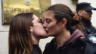 Fue condenada a un año de prisión por besar a su esposa