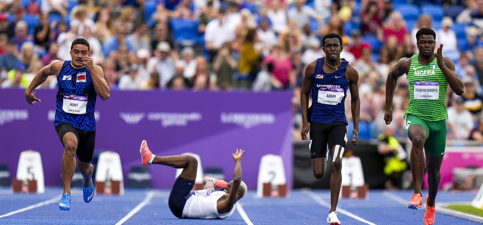 Ayanda Malaza, de Esuatini, cae en la serie de 100 metros masculinos durante la prueba de atletismo en el Estadio Alexander en los Juegos de la Commonwealth en Birmingham, Inglaterra, el martes 2 de agosto de 2022.