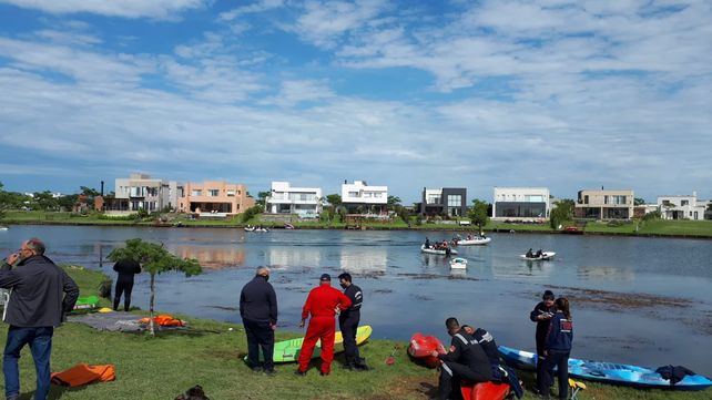 Continúa la búsqueda del joven que desapareció en un lago artificial en Escobar