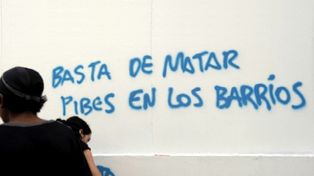 Basta de matar pibes en los barrios, una postal que se multiplica en las paredes de Rosario.