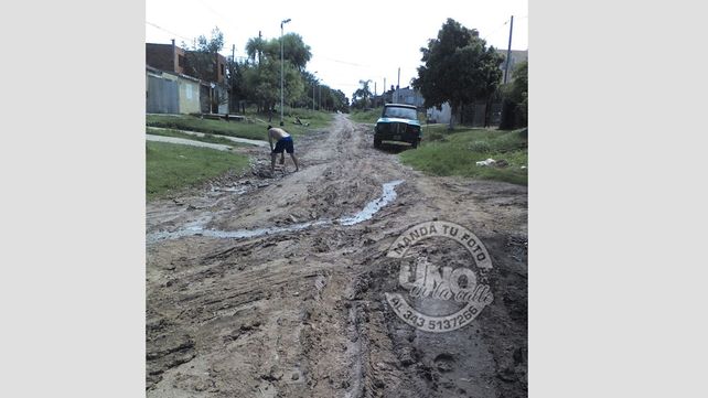 En Padre Kolbe se quejan por un desborde cloacal y calles en mal estado