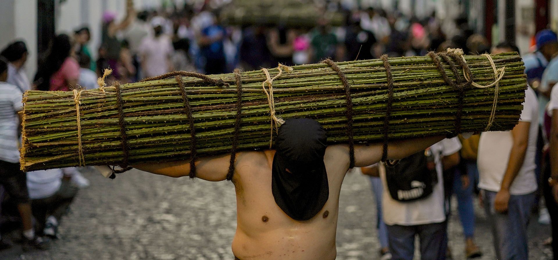 Un penitente lleva un manojo de ramas espinosas durante una procesión de Semana Santa en Taxco, México. En las procesiones tradicionales que duran desde el jueves por la noche hasta la madrugada del viernes, los penitentes encapuchados arrastran cadenas y llevan al hombro los manojos espinosos por las calles, mientras algunos se azotan con látigos tachonados de clavos destinados a acercarlos a Dios.