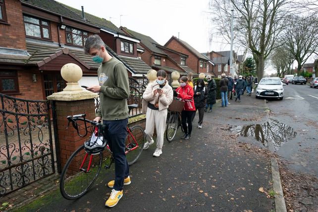 Filas para vacunarse en la ciudad de Manchester. Inglaterra está nuevamente en estado de alerta por el Covid.