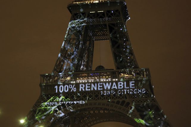 Júbilo. La Torre Eiffel y otros monumentos de París fueron iluminados de verde para celebrar el pacto global.