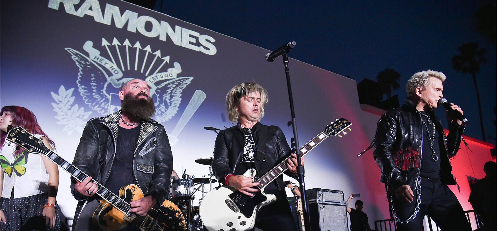 Tim Armstrong, Billie Joe Armstrong y Billy Idol (de izquierda a derecha) actuaron en el homenaje por el 50º aniversario de los Ramones, el domingo 30 de agosto de 2026 en el cementerio Hollywood Forever de Los Ángeles. (Foto de Richard Shotwell/Invision/AP)