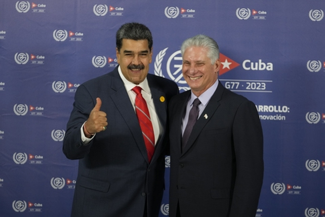 Maduro y Díaz-Canel durante la reciente cumbre del G77 en La Habana. Más allá de estas exhibiciones, el régimen chavista está aislado y hundido en el desprestigio por la crisis económica.