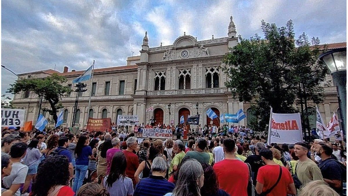 En una jornada histórica, Santa Fe marcha en defensa de la universidad  pública