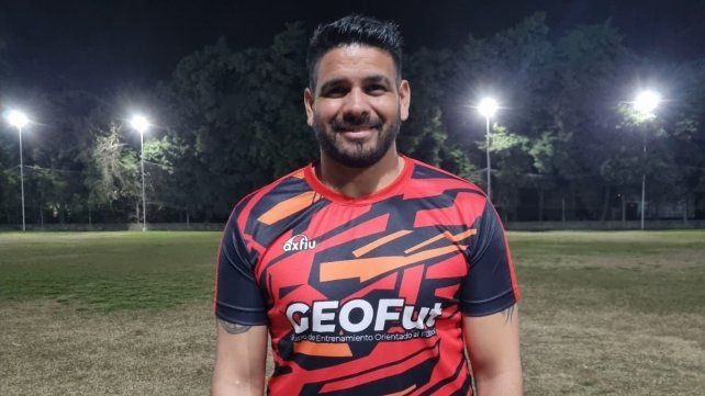 Mientras realiza su labor junto a los futbolistas aficionados