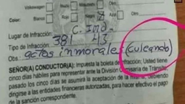 Les hizo multa por estar culeando en el auto
