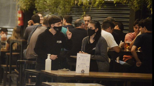 En las puertas de todos los comercios gastronómicos de Pichincha hay sanitizantes para quienes ingresan al local.
