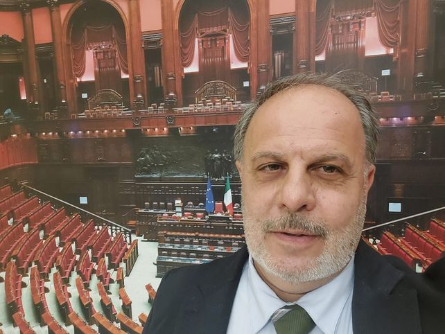 Tirelli busca facilitar el trámite de la ciudadanía italiana que acaba de complejizarse