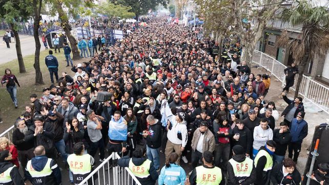 Los fanáticos despiden al Indio. Fotografía: Infobae.&nbsp;