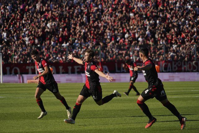 Golazo. Mateo Silvetti clavó el gol del empate de Newells.
