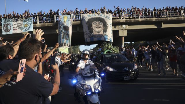 Aplausos, bocinazos y una multitud para darle el último adiós a Diego Maradona