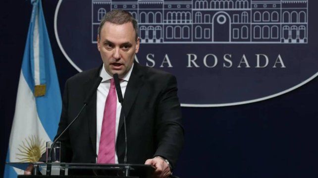 Manuel Adorni sigue en el centro del cuestionamiento político.