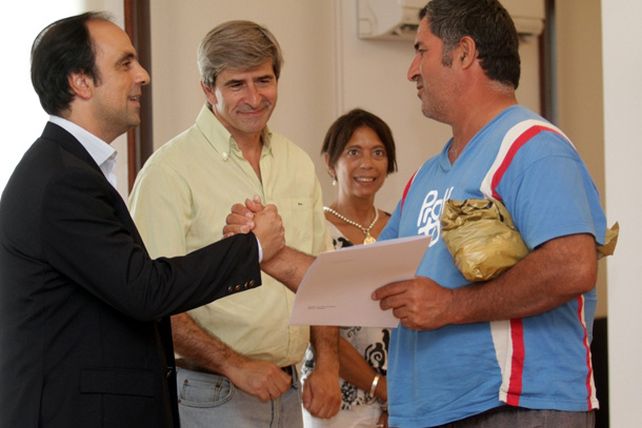 El Municipio regularizó la situación dominial de 60 familias de barrios del Oeste y Norte