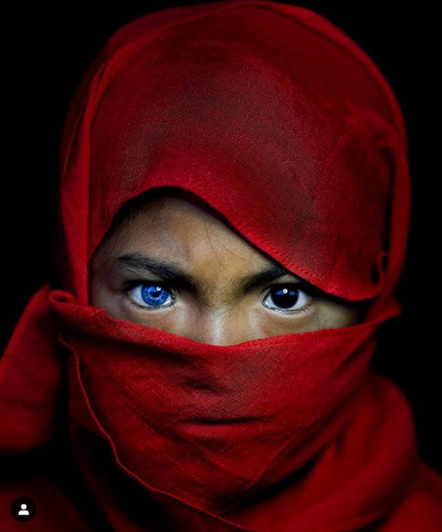 Por una mutación genética, una tribu de Indonesia sorprende por sus ojos azules