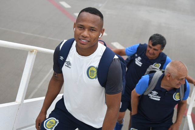 Jaminton Campaz, antes de ingresar al avión. Detrás del él, los utileros Sergio Villarreal y Héctor Cardozo.