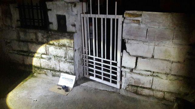 Tirada. Así encontraron el arma los efectivos de Prefectura.&nbsp;