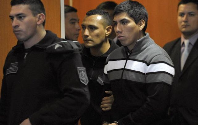 Salida. Gustavo Lasi sale esposado del tribunal luego de escuchar el veredicto de los jueces.