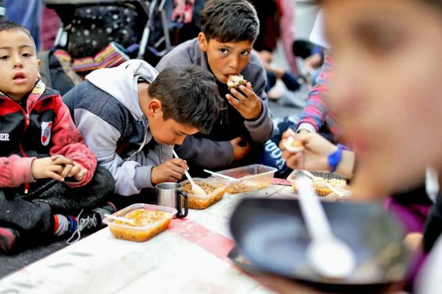 El hambre es un crimen. Niños en un comedor comunitario de la provincia de Buenos Aires.