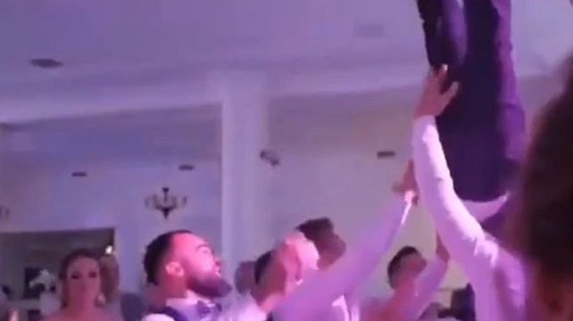 Por el aire. El novio es arrojado