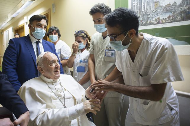 El Papa Francisco regresó al Vaticano y el domingo le hablará a una multitud de fieles.