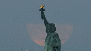 Las imágenes más impactantes de la Superluna que cautivó al mundo la noche del domingo