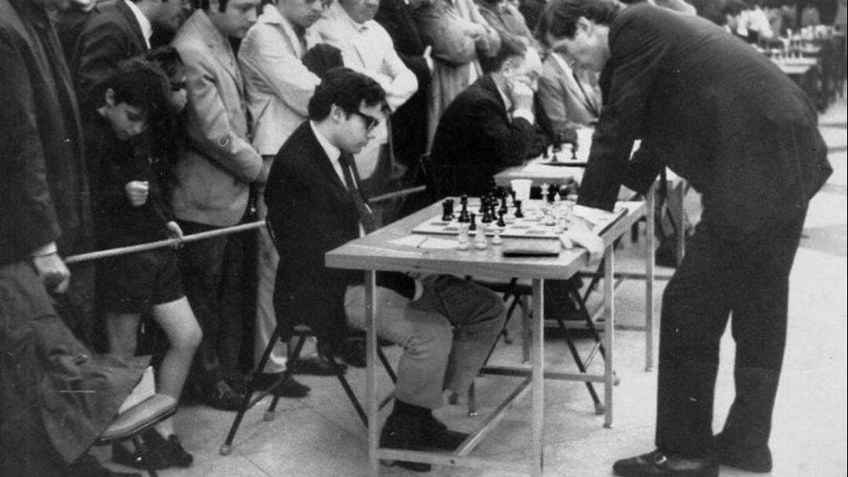 Bobby Fischer jugó ajedrez en línea?