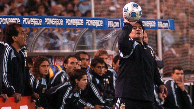 Maradona juega con la redonda. Argentina vs.&nbsp; Brasil