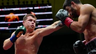 Canelo Álvarez volvió a México y retuvo los títulos con una victoria unánime