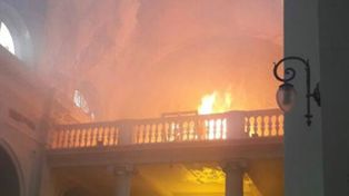 Las desgarradoras imágenes del incendio en la Catedral de San Nicolás