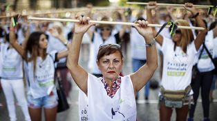 Polémica en España por una celebración en la que matan un toro a lanzazos