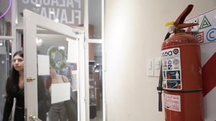 Según la reglamentación municipal, para un negocio de 100 metros cuadrados hay que tener como mínimo un extintor de polvo químico de 5 kilogramos.