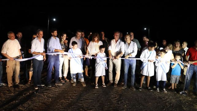 Todos los actores del paraje estuvieron presentes en el corte de cinta.