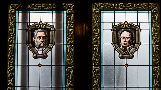 Ovidio Lagos y Justo José de Urquiza. Vitreaux ubicado en el diario La Capital. 
