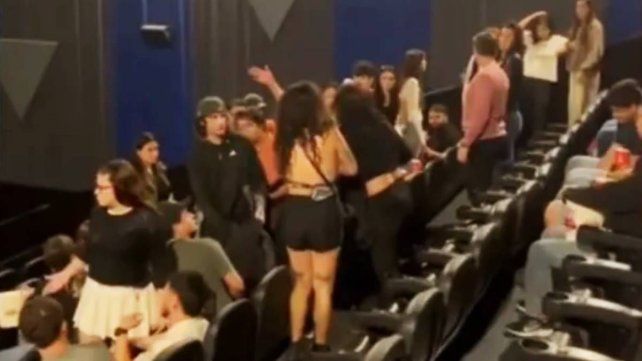 Escándalo en un cine: una discusión por los asientos terminó en pelea y dos mujeres detenidas