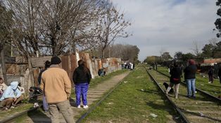 Identificaron al hombre hallado sin vida en las vías del tren e investigan homicidio