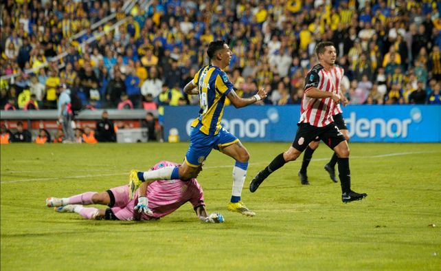 Sutileza. Di María acaba de definir ante la salida de Miño y marca el 2-0 de Central, en el Gigante.
