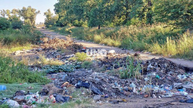 Un basural a cielo abierto dentro de un barrio de Santo Tomé. Los vecinos denuncian los problemas de vivir en medio de la mugre. Los usuarios de la autopista también denunciaron la situación y la problemática del humo.&nbsp;