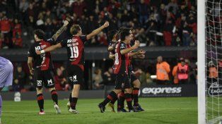 En vivo: Newells rompió el cero y le gana a Talleres con gol de Cóccaro, de penal
