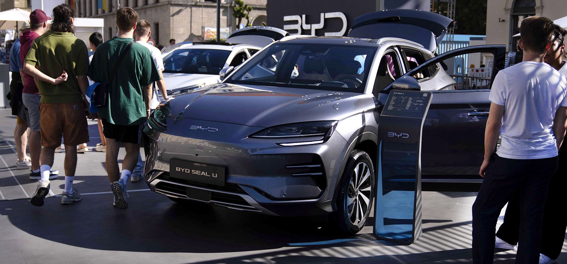 Los visitantes observan un automóvil BYD Seal U en el salón del automóvil IAA en Munich, Alemania, el viernes 8 de septiembre de 2023. El salón internacional del automóvil IAA Mobility 2023 se lleva a cabo en Munich del 5 al 10 de septiembre de 2023. (Foto AP /Matías Schrader) Los visitantes observan un automóvil BYD Seal U en el salón del automóvil IAA en Munich, Alemania, el viernes 8 de septiembre de 2023. El salón internacional del automóvil IAA Mobility 2023 se lleva a cabo en Munich del 5 al 10 de septiembre de 2023. (Foto AP /Matías Schrader)